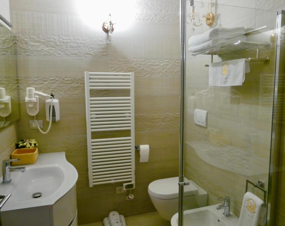 Phoenix Garda Hills room 4